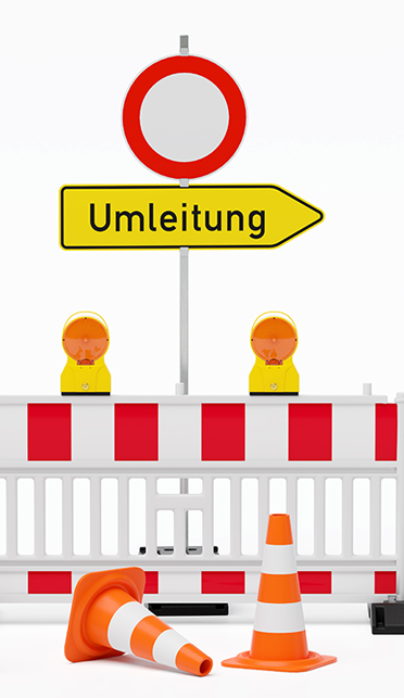 Absperrung mit Umleitungsschild, Warnbaken und Leitkegeln auf weißem Hintergrund